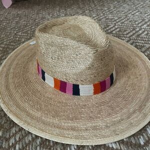 Sunshine Tienda hat XS/S BRAND NEW